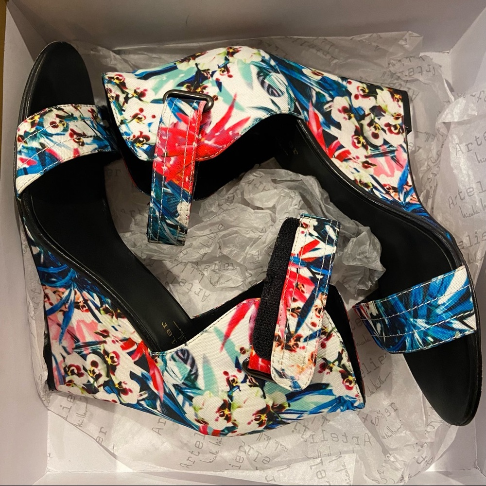 Nicole Miller Artelier Palm Beach Tutti Fruity wedge sz 10M. Excellent condition